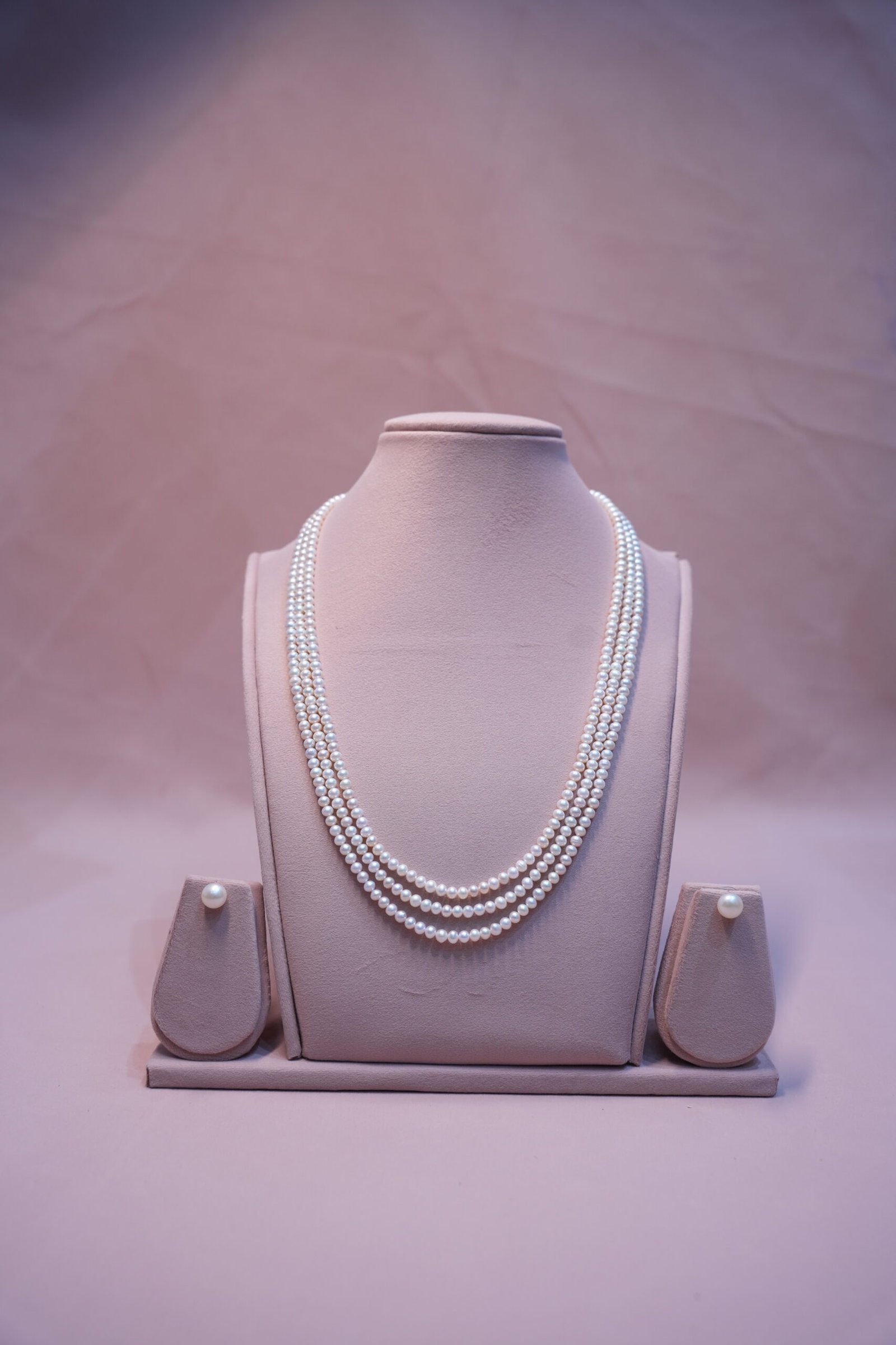 Triple line pearls necklace