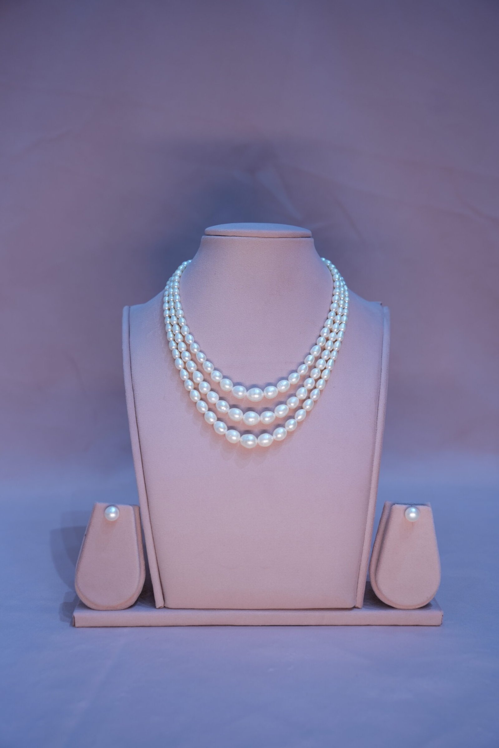Triple line pearls necklace