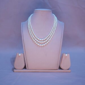 Triple line pearls necklace
